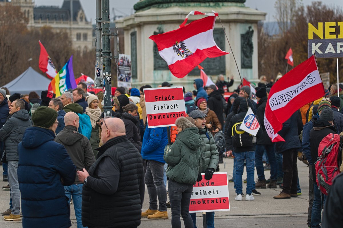 Gestern, 30.11.2024, kam es ab 12 Uhr zu einer Kundgebung der extrem rechten „Fairdenken“-Organisation um Hannes Brejcha und der verschwörungsideologischen „Menschheitsfamilie“-Gruppierung am Wiener Heldenplatz. Meine Fotostrecke: flic.kr/s/aHBqjBTAEq #w3011