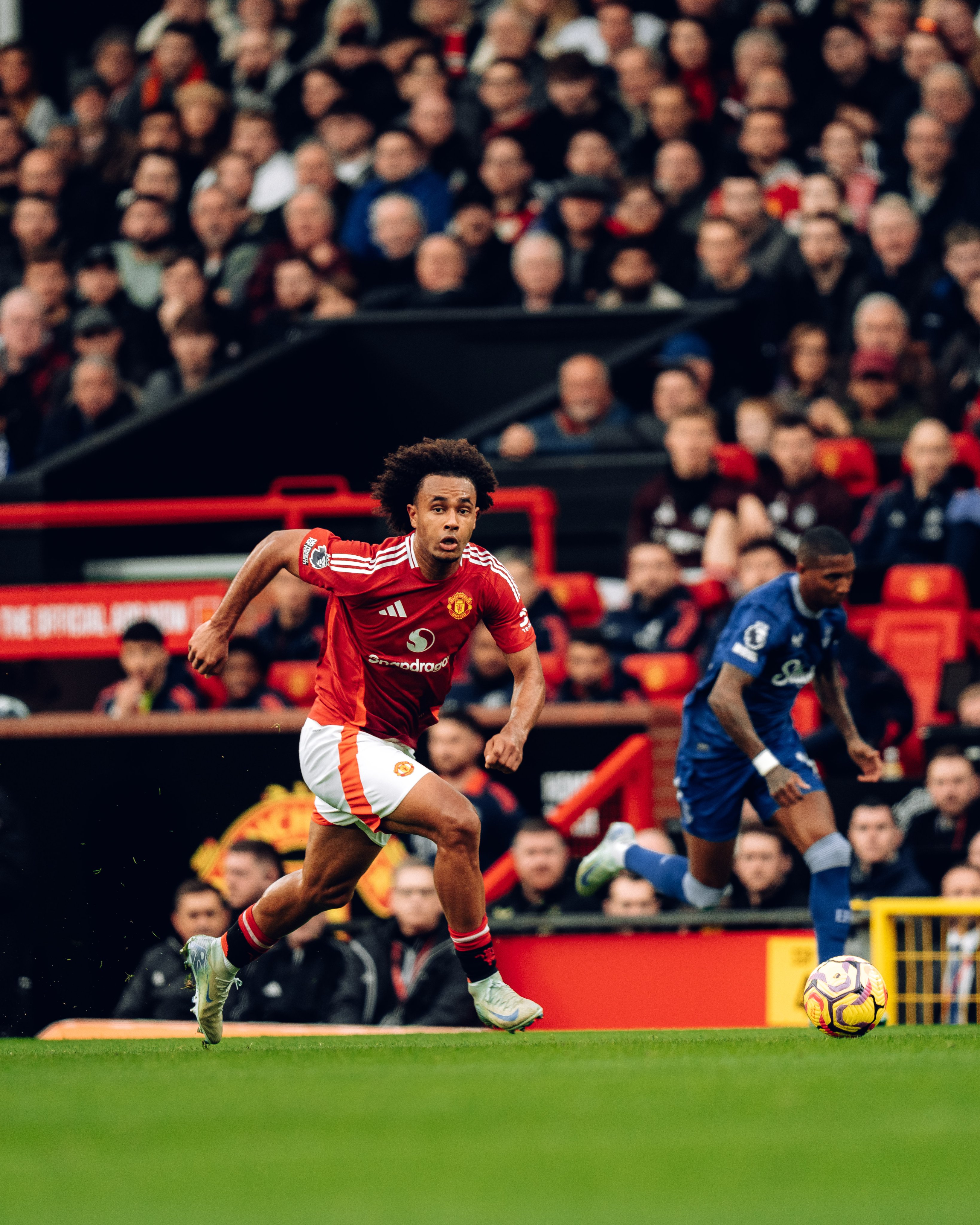 Josh Zirkzee advances with the ball.