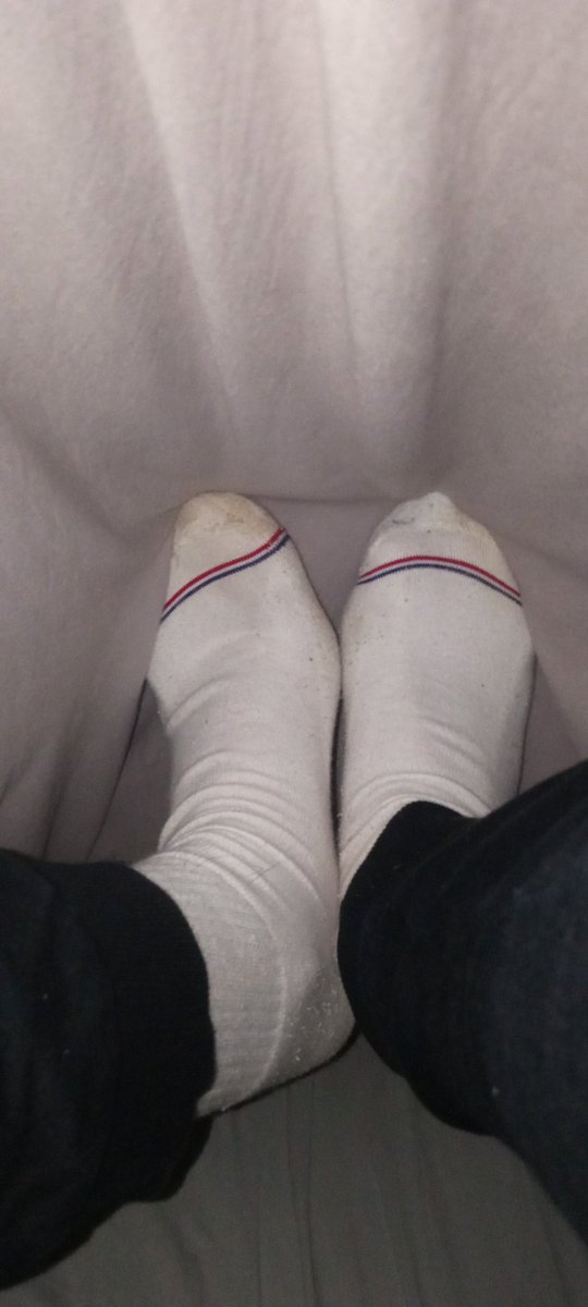 slavefeetlic's tweet photo. Qualche troia, che mi toglie i calzini? https://t.co/T7vdGnv75x