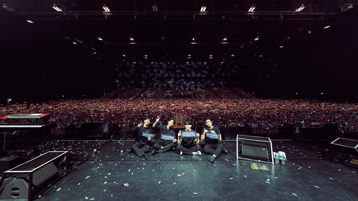 [ #DAY6_BEHIND ]
⠀
3RD WORLD TOUR <FOREVER YOUNG> in 
#BANGKOK

이틀간 My Day와 함께여서
행복했다고 자신있게 말할 수 있다 ☺

=

We can confidently say,
we were happy to spend two days with My Day ☺

#DAY6 #데이식스
#DAY6_3RD_WORLDTOUR
#FOREVER_YOUNG
#Band_Aid
#녹아내려요