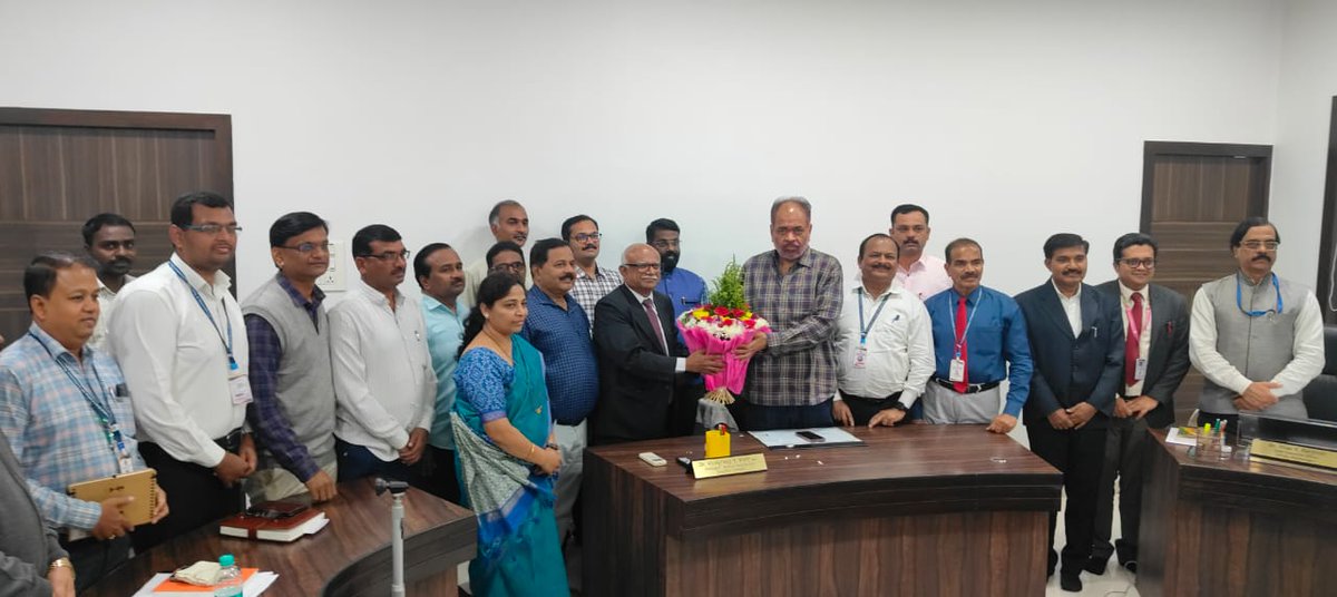 tkiet_warana's tweet image. 🎉 Hon. Dr. Vinayraoji Kore Savkar Saheb was felicitated by Dr. V. V. Karjinni &amp;amp; dignitaries for being elected as MLA of Shahuwadi-Panhala in Maharashtra Assembly Election 2024.
Congratulations on this remarkable achievement! 🌟
#MLA2024 #TKIET #SWVSM  #WaranaUniversity