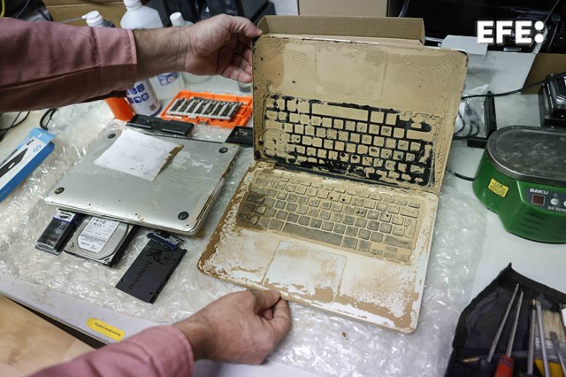 La cruzada personal que Carlos ha profesionalizado: recuperar los discos duros de la dana.

✏️<a href="/Monicakarmen/">Mónica Collado</a> y 📷<a href="/anaescobar_p/">Ana Escobar</a>