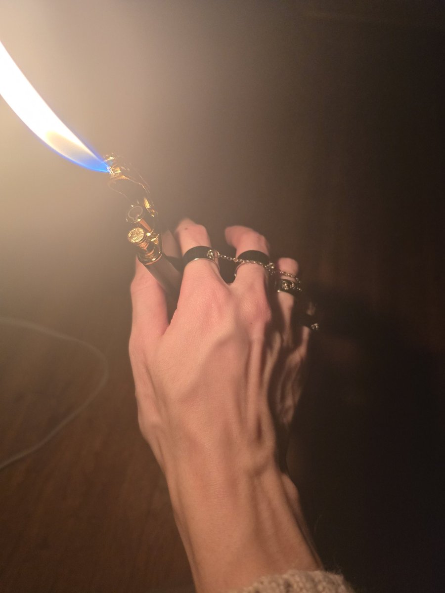 2GrainRice's tweet image. would you let me light your cig?