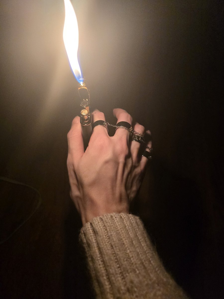 2GrainRice's tweet image. would you let me light your cig?