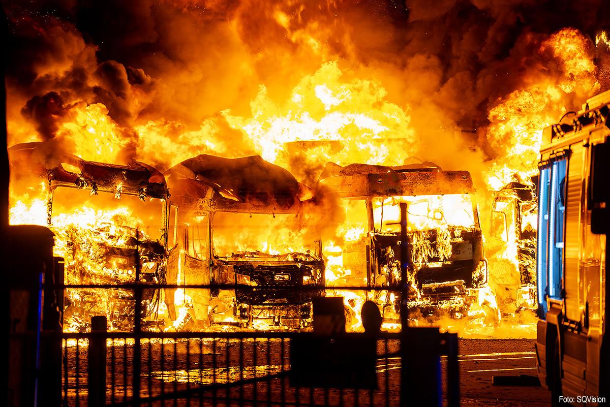 Grote brand bij Van Bakel en Zn. Transporten in Oss