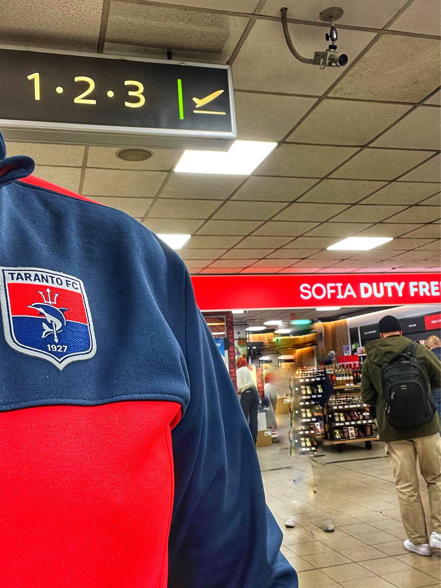 IvoMirko's tweet photo. weekend al termine, ma anche a #Sofia 🇧🇬 facciamo calcio
#ForzaTaranto https://t.co/V5jKCmDJLV