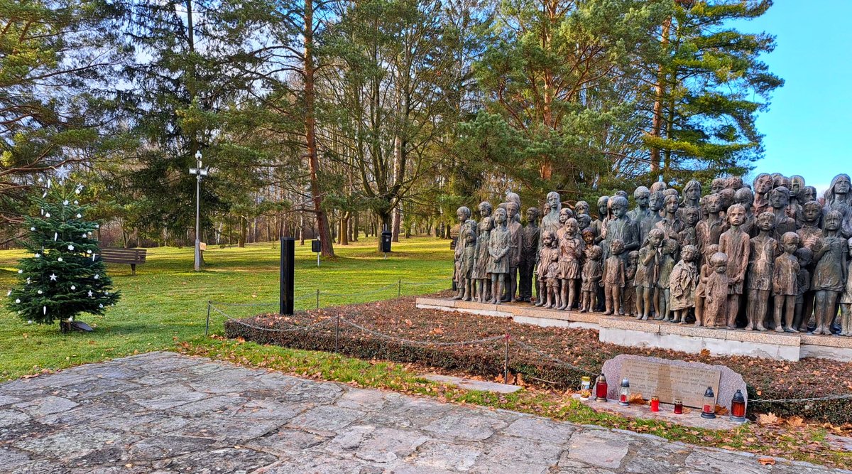 Stejně jako každý rok, i letos najdete u Památníku dětských obětí války od akademické sochařky Marie Uchytilové vánoční stromeček. Tradici zdobení stromku pro 82 dětí, jejichž duše ukrývá bronzový plášť, v Lidicích stále udržujeme.