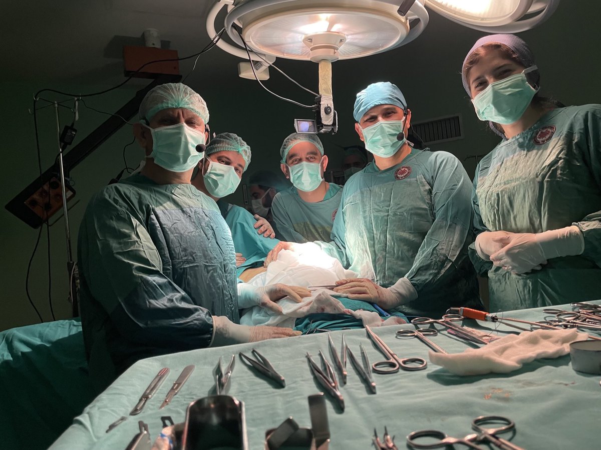 ‘’MASTEKTOMİ &amp; REKONSTRÜKSİYONLARI 
TECRÜBENİN PRATİĞE YANSIMASI‘’ kursunda canlı cilt küçültücü mastektomi ve protez ameliyatı ile tecrübelerimi meslektaşlarımız ile paylaştım. Kursu düzenleyen Ï.ÜTıp Fakültesinden Dr. Mahmut Müslümanoğlu ve Dr. Mustafa Tükenmez’e teşekkürler….