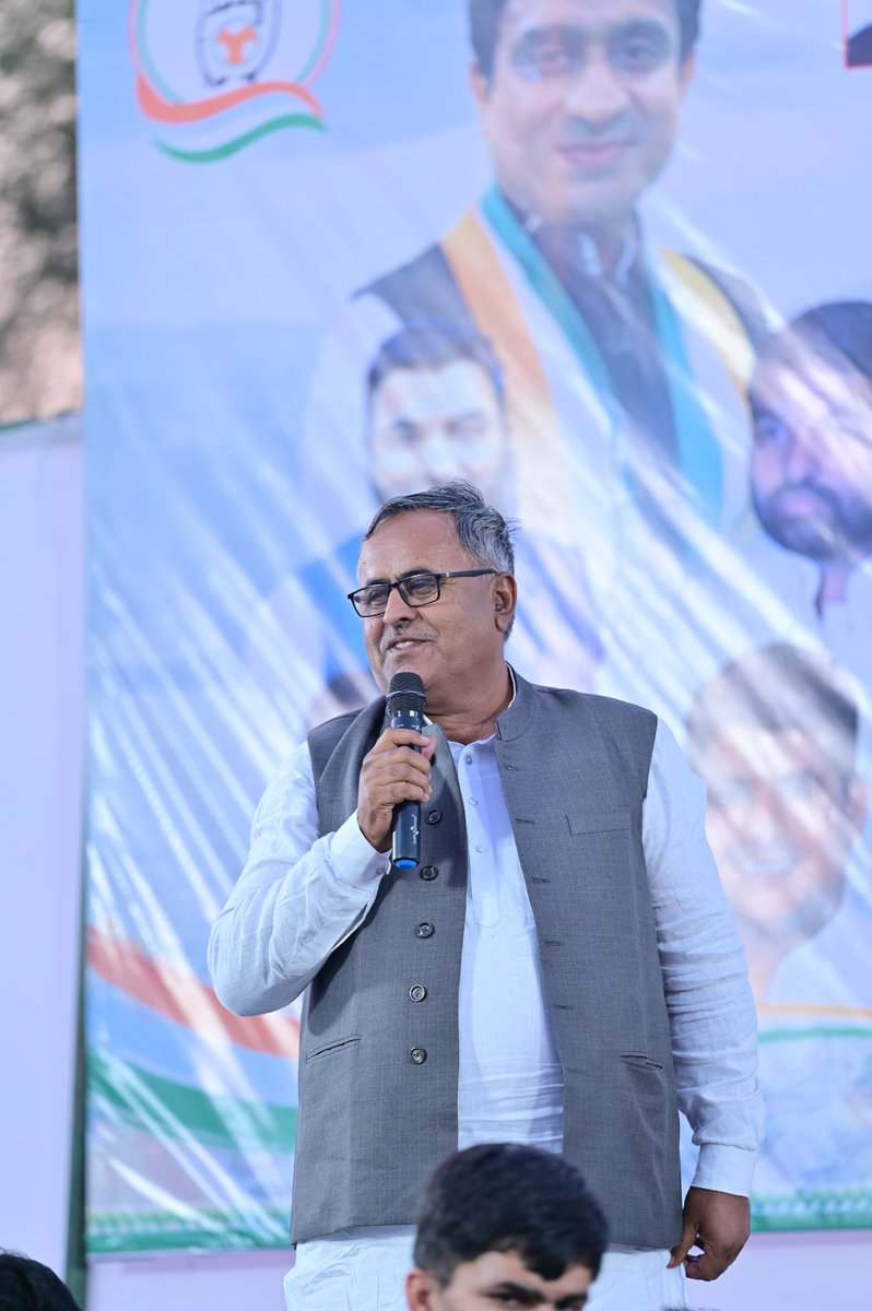 आइए एक ऐसे शख्स की बात करते हैं 
जो पश्चिमी राजस्थान की राजनीति का चाणक्य है

यहां के स्थानीय लोग इन्हें अलग अलग नामों से जानते हैं 

सरहद का सुल्तान 
शिव का भविष्य 
थार की अपनायत 
अध्यक्ष जी
हाजी साहेब 
फतेह खान 

सरल, सादगी, मिलनसार और सबसे भाईचारा इनको बाकी नेताओं से अलग बनाता