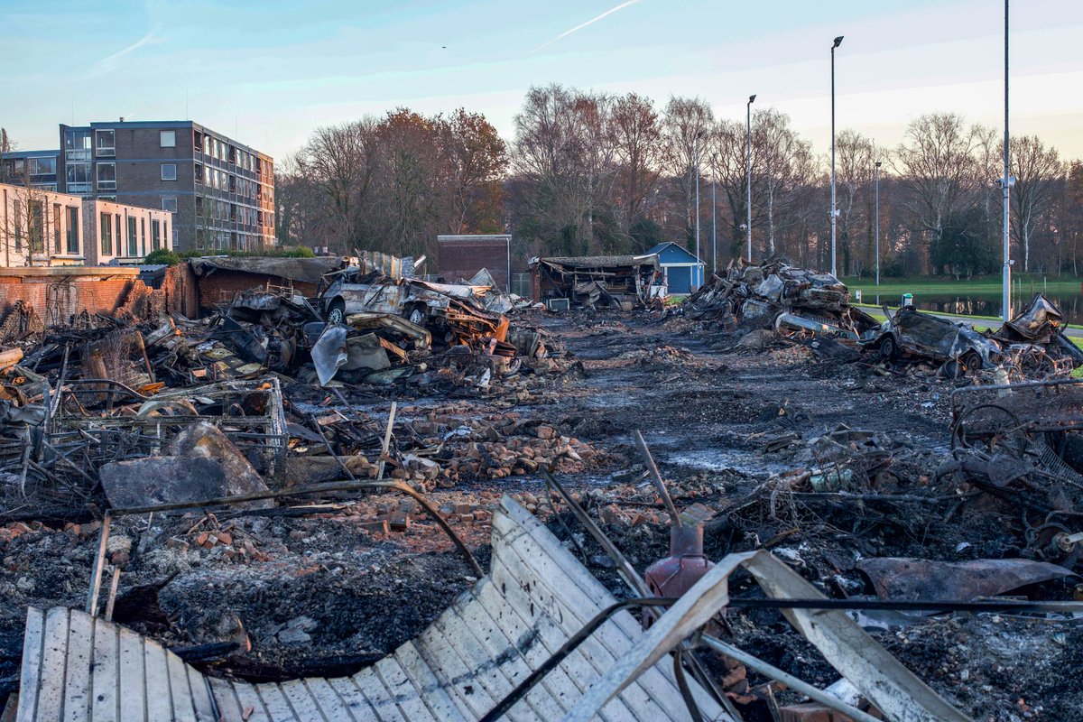 Grote ravage na verwoestende brand bij garageboxen in Wolvega
