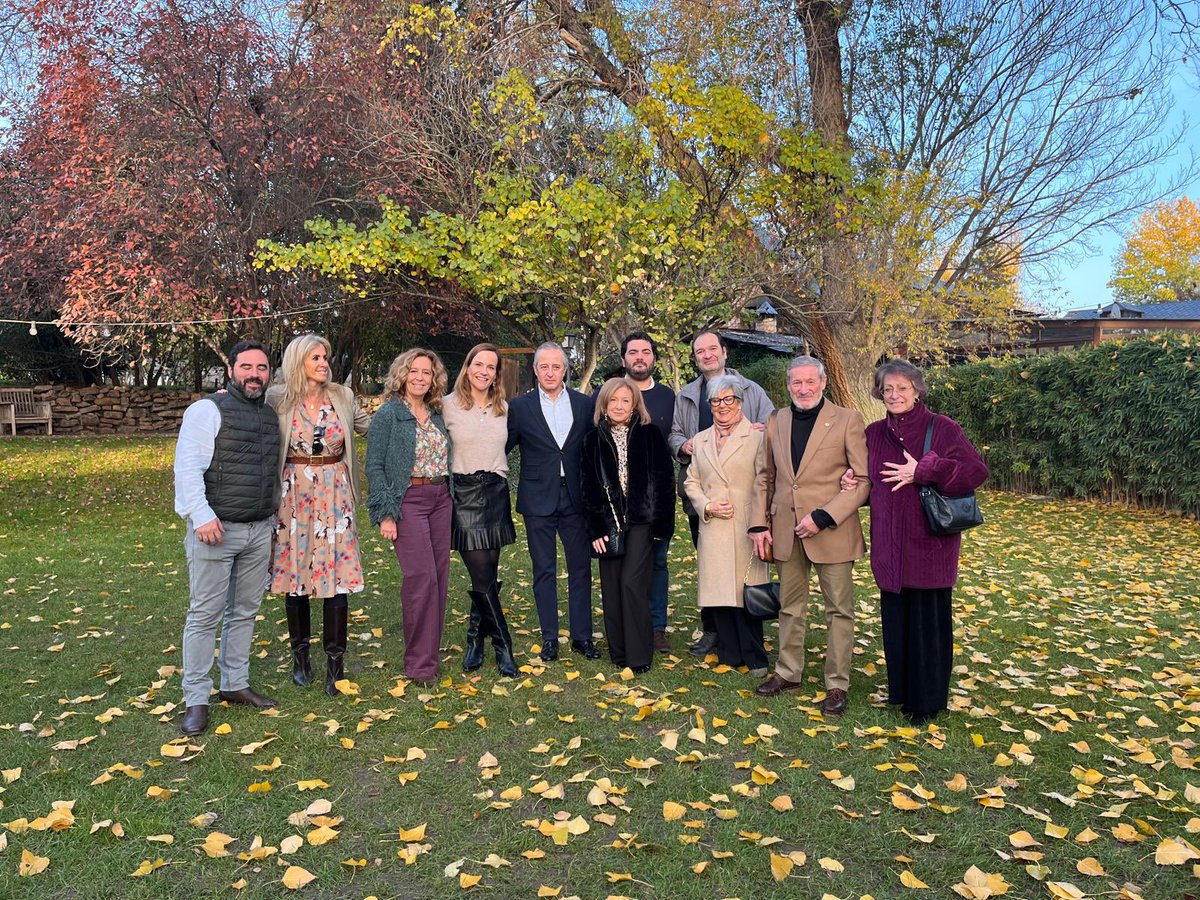 PabloSaezAM's tweet photo. Celebración navideña con mis compañeros de Vox Zona Norte de Madrid. También participó la nueva portavoz en la Asamblea de Madrid @Isabelperezmoi1 y la diputada en el Congreso @RoAguirreGil 
#Compañerismo 
#Amigos 
#Navidad2024
#VoxEsEquipo
#tradiciones 
#ilusion https://t.co/pePmQlGara