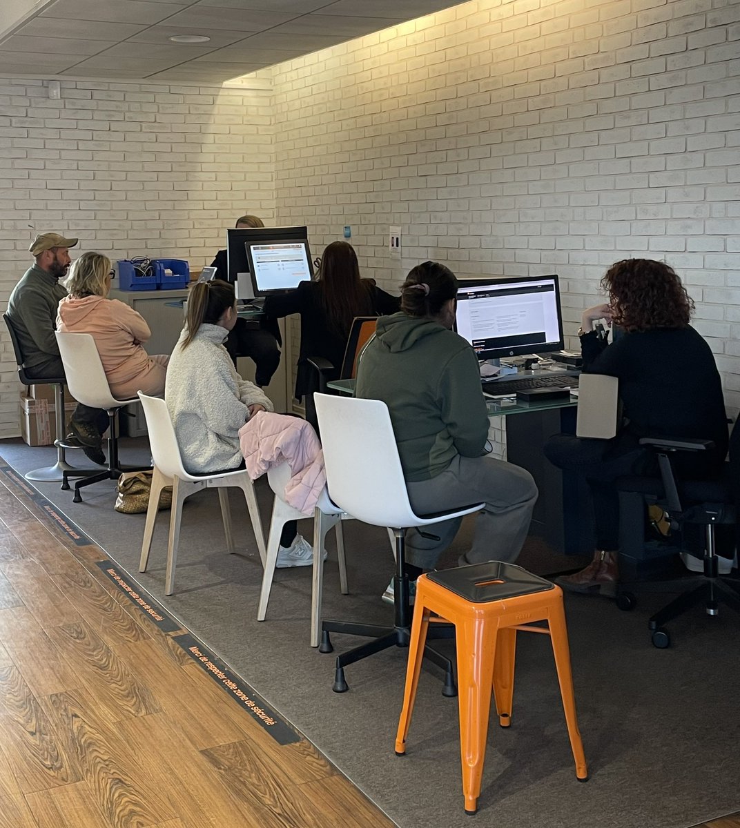 Top départ pour l’ouverture de nos boutiques 🟧 les dimanches. 
Le moment idéal pour préparer vos cadeaux de Noël 🎄🎅 
📳⌚️🎧4 accessoires dont 1 à 1€, #BlackFriday et bien sûr la #Fibre 👍
Aujourd’hui à l’Ile-Rousse, Lucie, Kelly, Magali et Frédérique sont à votre écoute 😊