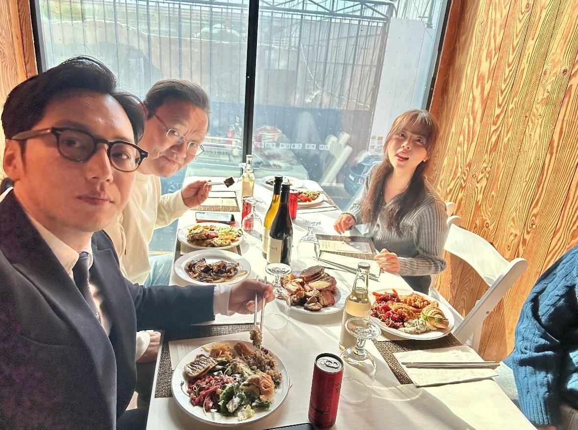 miselbyun's tweet photo. The Book of Fish casts had a meal together perhaps after the wedding ceremony they attended 😂 btw who was beside Dohee who didn’t want to be in frame? 🤔

#ByunYohan #ChaSunBae #MinDoHee https://t.co/R5ysN25UPr