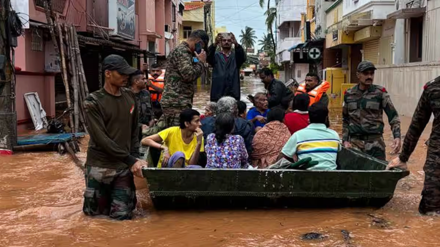 firehorse249791's tweet photo. Cyclone fengal wreaks havoc: Heavy rainfall and flooding in Villupuram > 
https://t.co/jBjkrgOZzt via #Capitalism💀#ClimateCrisis #SevereWeather #CycloneFengal #Storm #Rains #Flood #Chennai #TamilNadu #Puducherry #Mannadi #SriLanka #Villupuram #Mayilam #BayOfBengal #India https://t.co/O4EnZSLcQH
