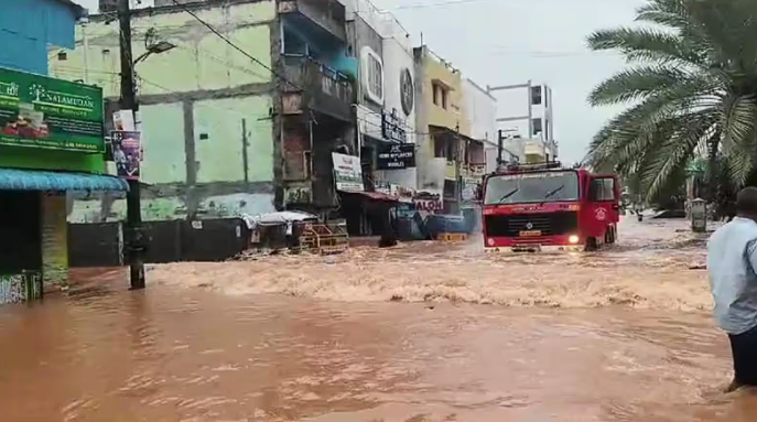 firehorse249791's tweet photo. Cyclone fengal wreaks havoc: Heavy rainfall and flooding in Villupuram > 
https://t.co/jBjkrgOZzt via #Capitalism💀#ClimateCrisis #SevereWeather #CycloneFengal #Storm #Rains #Flood #Chennai #TamilNadu #Puducherry #Mannadi #SriLanka #Villupuram #Mayilam #BayOfBengal #India https://t.co/O4EnZSLcQH