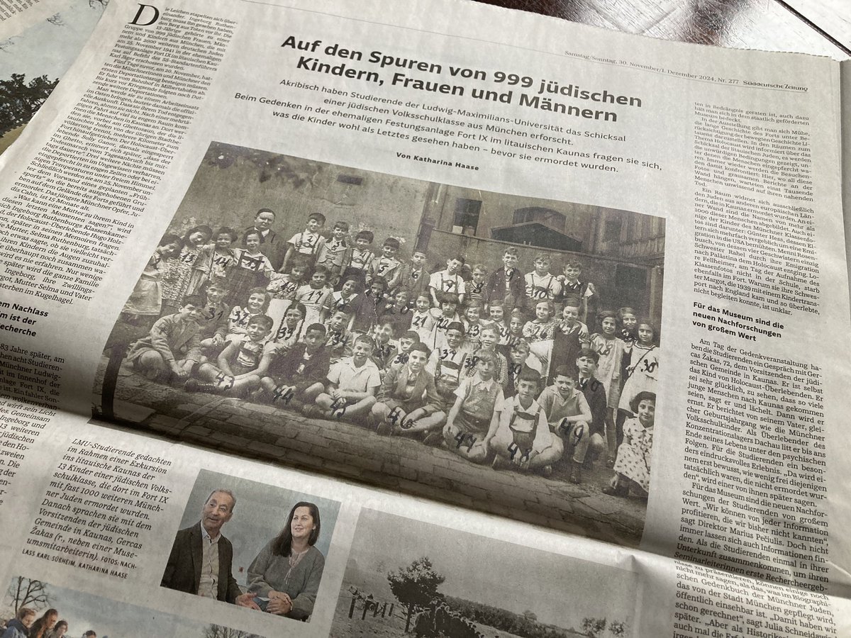 Katharina Haase von der <a href="/SZ/">Süddeutsche Zeitung</a> hat uns vergangene Woche bei unserer Exkursion in Kaunas begleitet – über die Eindrücke der Studierenden berichtet sie in der aktuellen Wochenendausgabe auf einer ganzen Seite. Hier geht’s zum aufwendigen Storytelling online: sueddeutsche.de/projekte/artik…