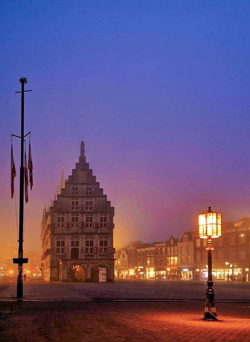 Vandaag starten we met z'n allen aan een prachtige #Foto_Adventskalender. Achter het eerste luikje komt een foto met #Paars Hierbij #Gouda in paarse gloed.
Fotochallenge georganiseerd <a href="/josephiensierag/">J🍋sephien Sierag 🕊📚🌸🍣📷</a>