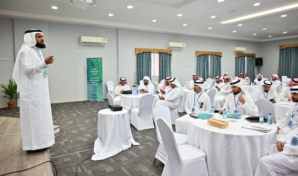 بدأت إدارة الموارد البشرية تنفيذ برنامج التدريب المركزي "التمكين المتقدم للتعليم والتعلم وفق منهج STEM"، لتأهيل 85 مدربًا مركزيًا من 15 إدارة تعليمية بالمملكة لتطوير أداء تدريس العلوم والرياضيات كمنهج متكامل وفق منهجيّة STEM، ويستضيفه #تعليم_جدة على مدى 5 أيام، بمقر بيت الطالب.