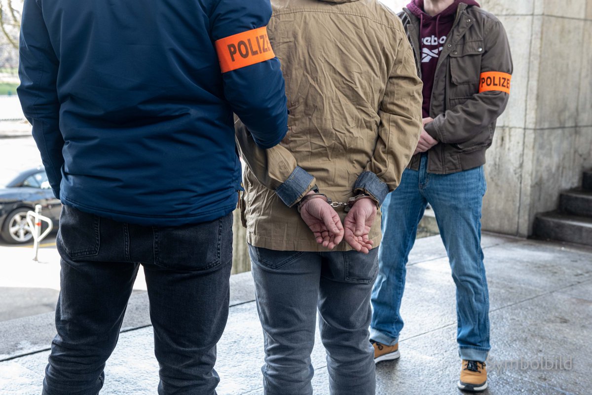 KapoZuerich's tweet image. Die Kantonspolizei Zürich hat in der Nacht auf Samstag in #Dübendorf zusammen mit der Stadtpolizei Dübendorf mehrere mutmassliche #Sprayer verhaftet. 

zh.ch/de/news-uebers…