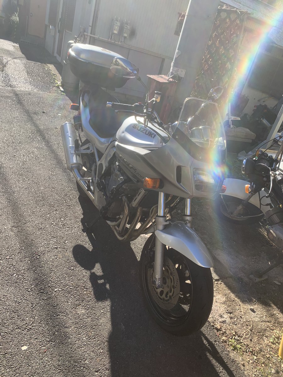 tamotamo98's tweet photo. 軽快なので買った750なのに、カウルつけてリヤボックスつけたら軽快感なくなった・・・
#GSF750 #油冷 https://t.co/EFgDrLsHb5