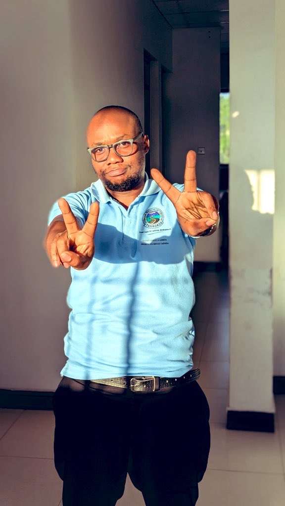 EngMapundajr's tweet photo. Dream ilikuwa kwenye Bus na Truck😴😇

       Dream                                   Reality https://t.co/MzvTku3gSE