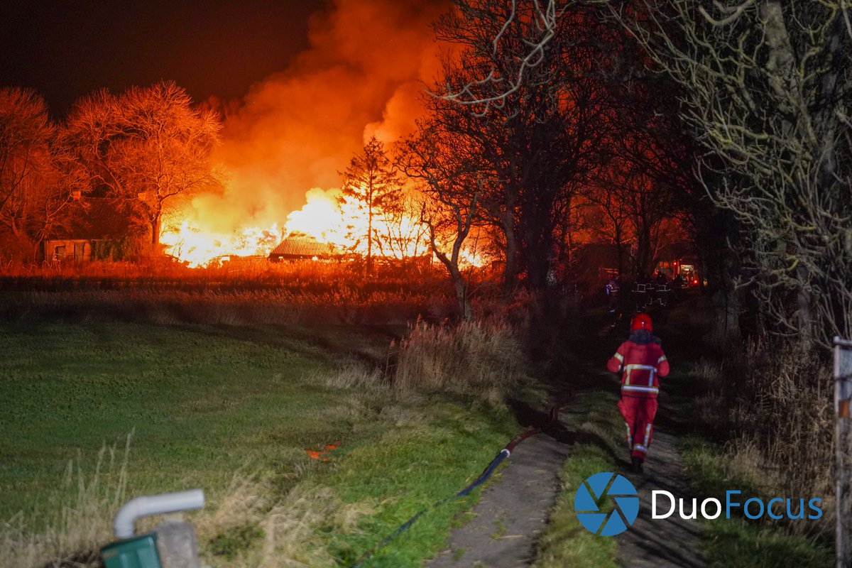 Grote brand verwoest leegstaande boerderij bij Ten Boer