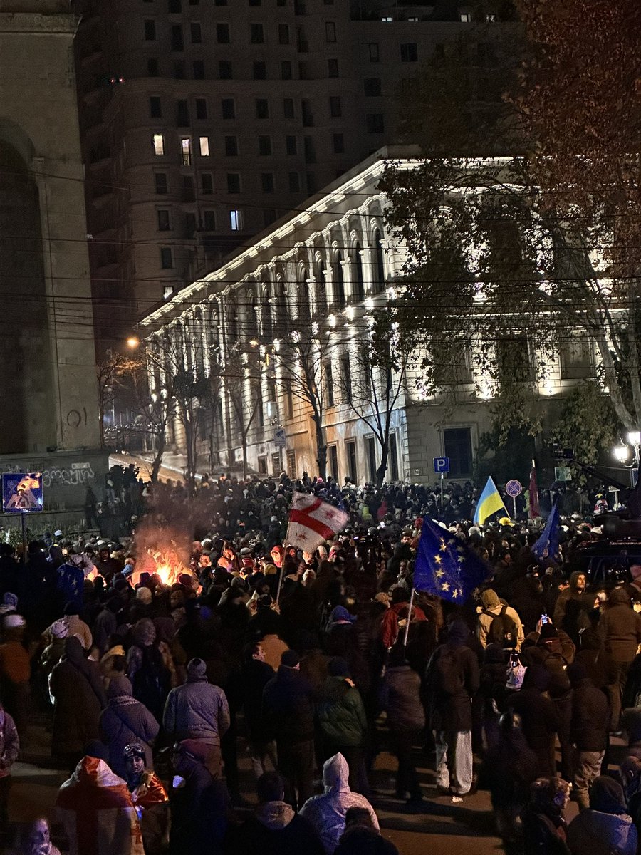 Грузинский дедушка Николози, пришедший с женой в Грааль, попить чаю и передохнуть после разгона протеста, - да я внукам завещание оставил на чьи могилы поссать.