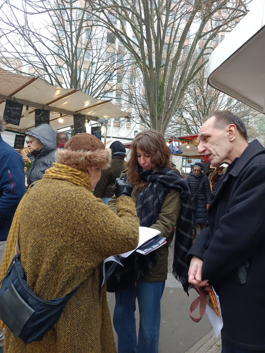 Nous étions sur le marché place des fêtes ce matin pour faire signer notre pétition pour l'ouverture d'un centre municipal de santé dans le 19e, dans le quartier Danube Solidarité pour signer c'est par ici chng.it/2QrMnLmtVY