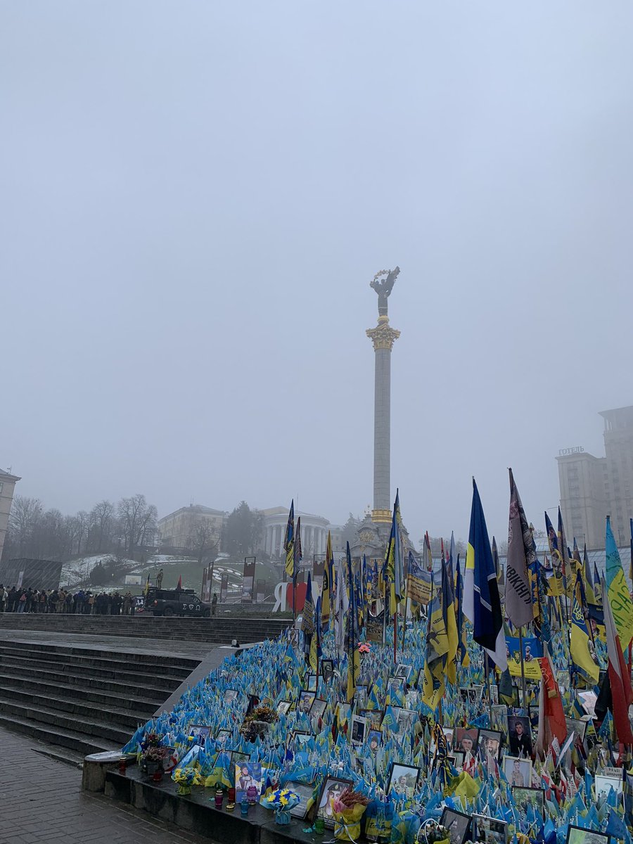 🇷🇴RO is voting for parliament on its national day amid the threat of pro-Russian far-right surge. I hope ROs give themselves a fighting chance &amp; keep the country on EU/NATO path. 
📷The funeral of a Ukrainian soldier on the Maidan, giving his life to also buy us more time.