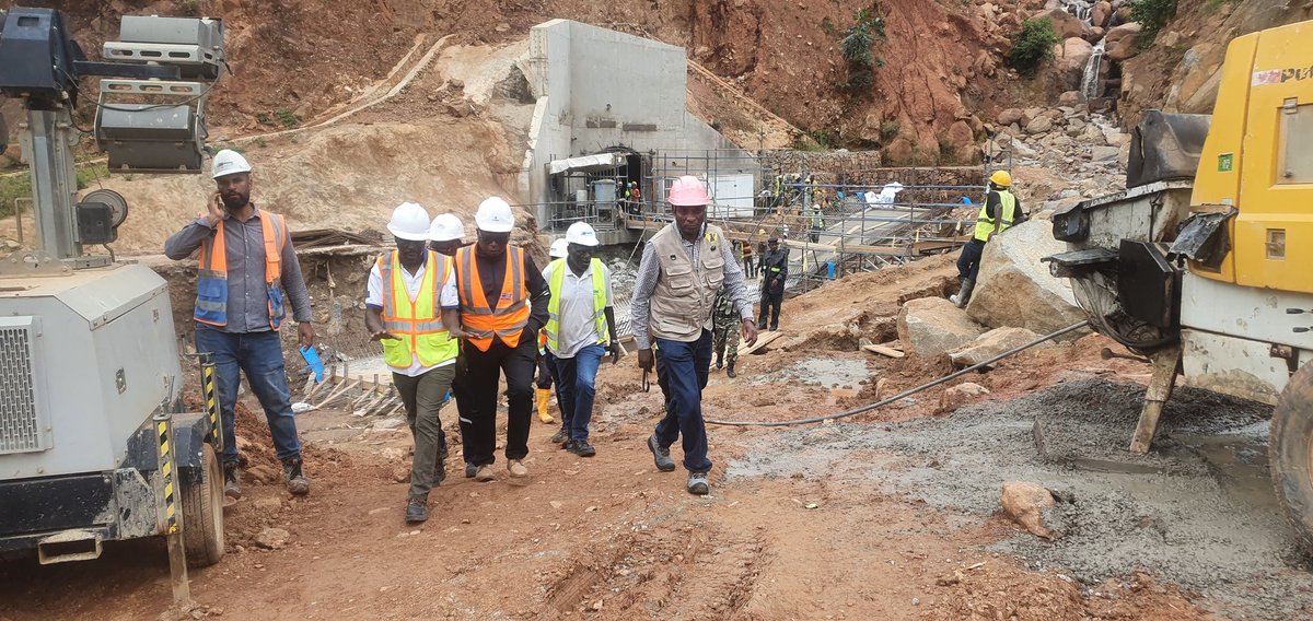 Le D.G <a href="/Regideso_bdi/">REGIDESO Burundi</a> a guidé le Ministre des Infrastructures <a href="/Capt_Dukundane/">Capt. Dieudonne Dukundane</a> lors d'une visite du chantier de Jiji Mulembwe. La mise en service de la centrale de Jiji  est prévue pour mars 2025. Le Ministre apprécie l'avancement des travaux et se montre confiant pour cette date