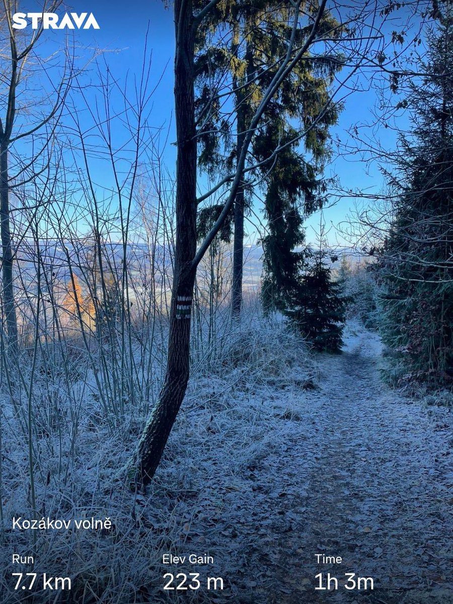 Lucias2106's tweet photo. Jak je v Českém Ráji? Jak kde. Někde Slunce, někde mlha. Vyražte na Kozákov. Chata má otevřeno a vaří dobře. #bezimkdyztojde #kozakov #trailrunning #ceskyraj https://t.co/Une6U4J903
