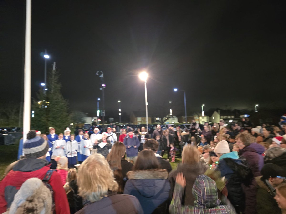 Brilliant fun at the #Christmas Lights ceremony in #Sandhurst. Thanks to the Town Council, Mayor Parm &amp; Mani, the Community Brass Band &amp; Choir, our PCSOs, and all the local families who turned out to enjoy the mince pies. What a spectacular early entrance from Father Christmas!!