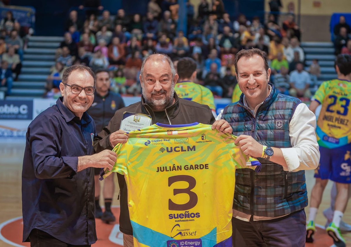 BM_Caserio's tweet photo. Nombramiento de Socio de Honor a @GardeJulian 🤩

En la tarde de ayer, antes del partido, el Presidente del Club, Julián Amores, y Benito Puebla, CEO de ID Energy Group, le hicieron entrega de una placa y una camiseta del primer equipo. https://t.co/B0xlziBpfA