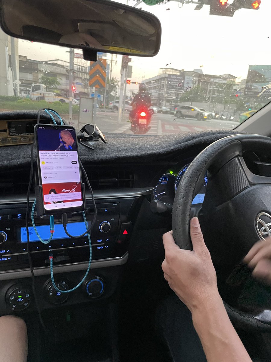 tsukawaddy's tweet photo. タイのタクシーの運ちゃんがメタリカ流しながらの運転で死ぬほど荒いwww https://t.co/xXiaNteKdQ