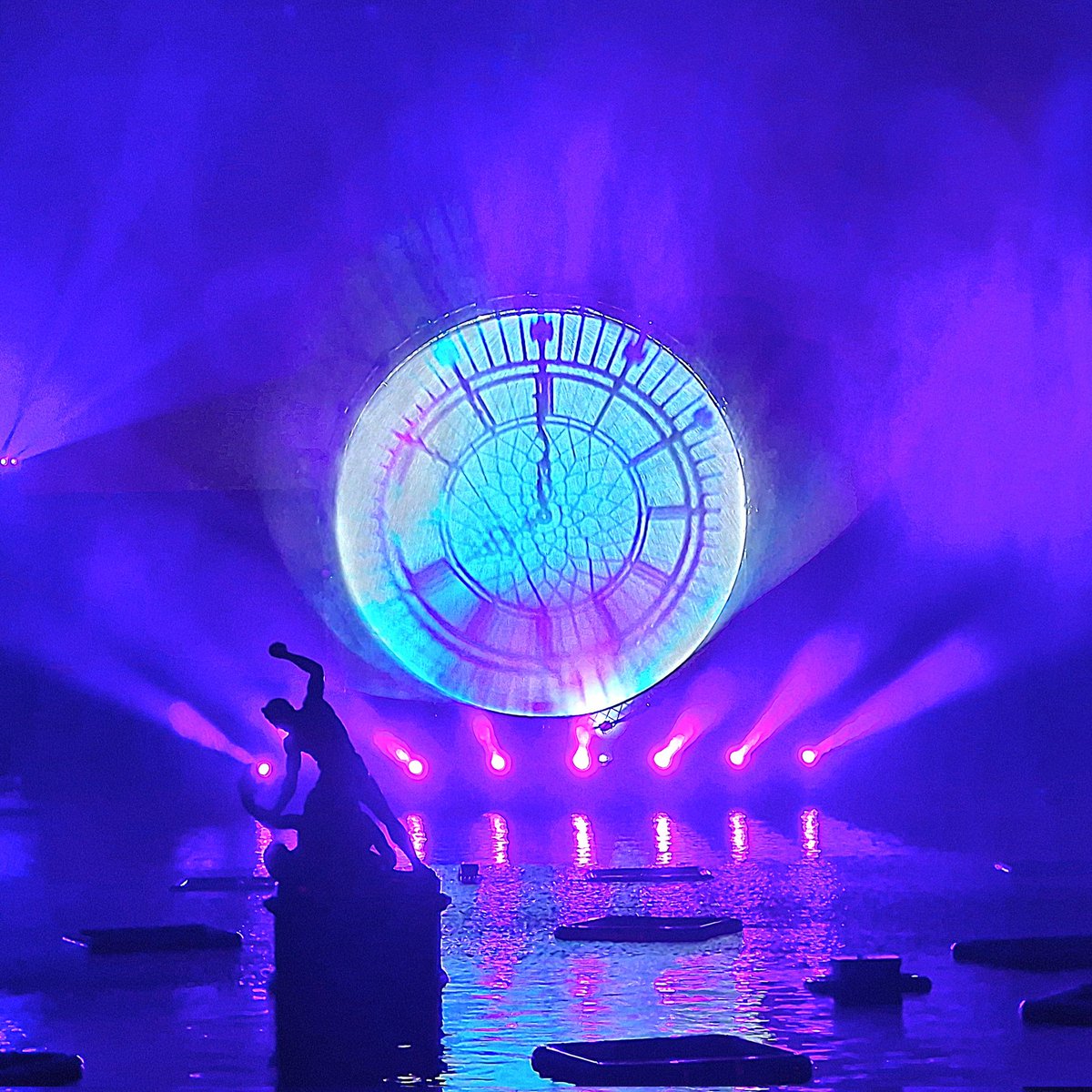 KaptainKwack's tweet image. One of the most dramatic pictures from last night's visit th Christmas at Kew! The main show on the lake in front of the Palm House. 

@kewgardens @kewgardensphoto #kew #Richmond