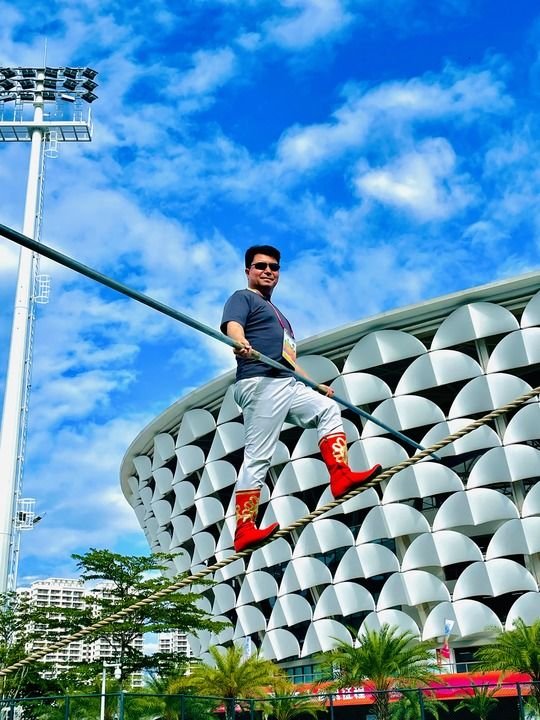 阿迪力：走过高空，走过历史
悬在高空的绳索，是阿迪力·吾休尔走了一辈子的路。
第十二届全国少数民族传统体育运动会（以下简称“运动会”）上，“高空王子”阿迪力现身表演项目，在离地21米的绳索上奔跑、跳跃、甚至舞蹈，向人们展示着达瓦孜技艺。