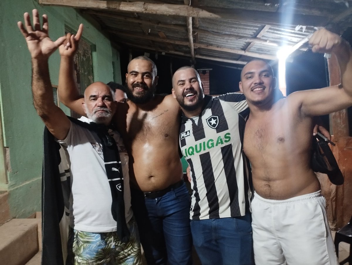 TarcisoVinicius's tweet photo. Antes do jogo// depois do jogo https://t.co/3DTkYMGyWO