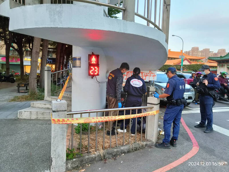 ltntw's tweet photo. 初步調查，死者為66歲賴姓男子，已通知檢察官相驗釐清死因。（圖／民眾提供）

【一中商圈天橋下驚見裹被男屍 嚇壞民眾死因待查】
https://t.co/uIjujDXunV

#台中 #一中商圈 #Taiwan #台湾 https://t.co/m12LiRkUNt