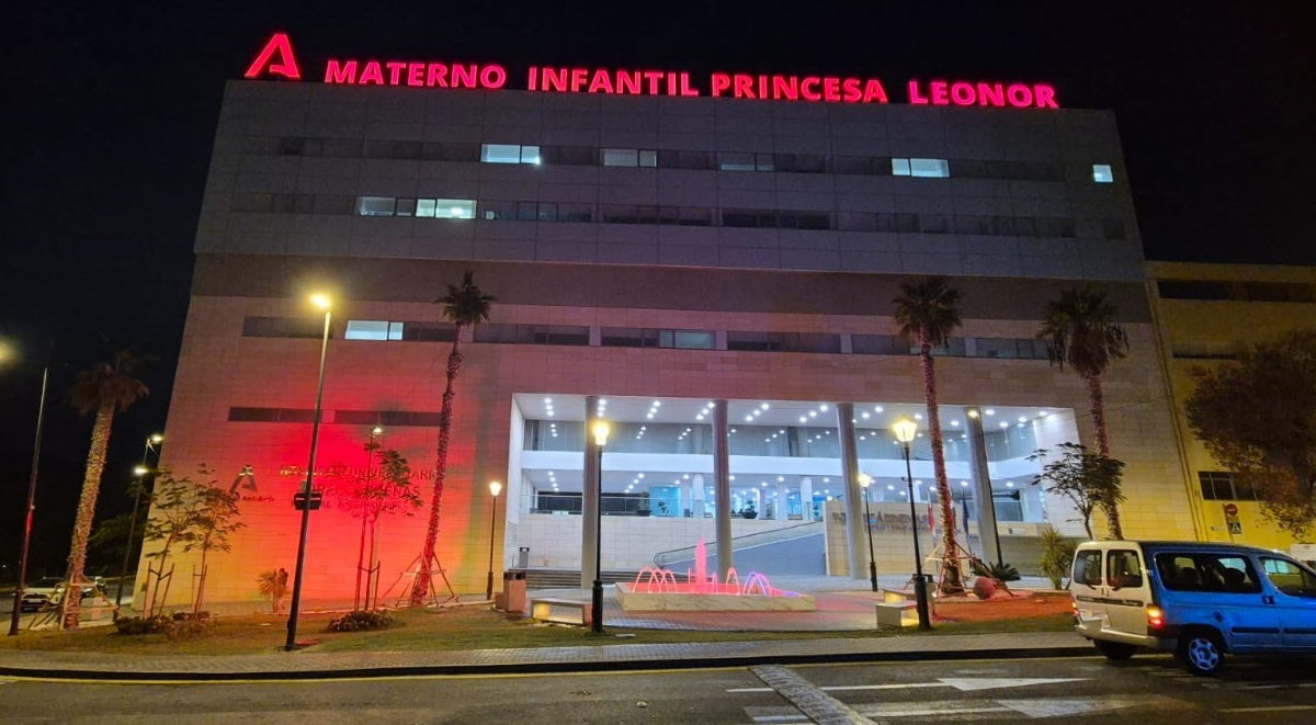 🏥✨ Este #DíaMundialDelSida, iluminamos de rojo nuestro hospital para concienciar sobre la importancia de la prevención, el apoyo y el tratamiento del VIH. ❤️ Juntos, avanzamos hacia un futuro sin estigma ni discriminación. #DíaContraElSida #PrevenciónVIH