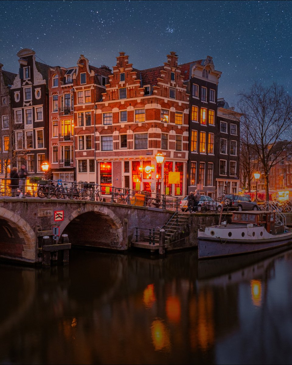 Amsterdam meets Christmas. 🎄Tap the link in our bio to book now 🔗🖤 #loveholidays #blackfriday #blackfridaysale 

🏨 Best Western Amsterdam
📍 Amsterdam, Holland