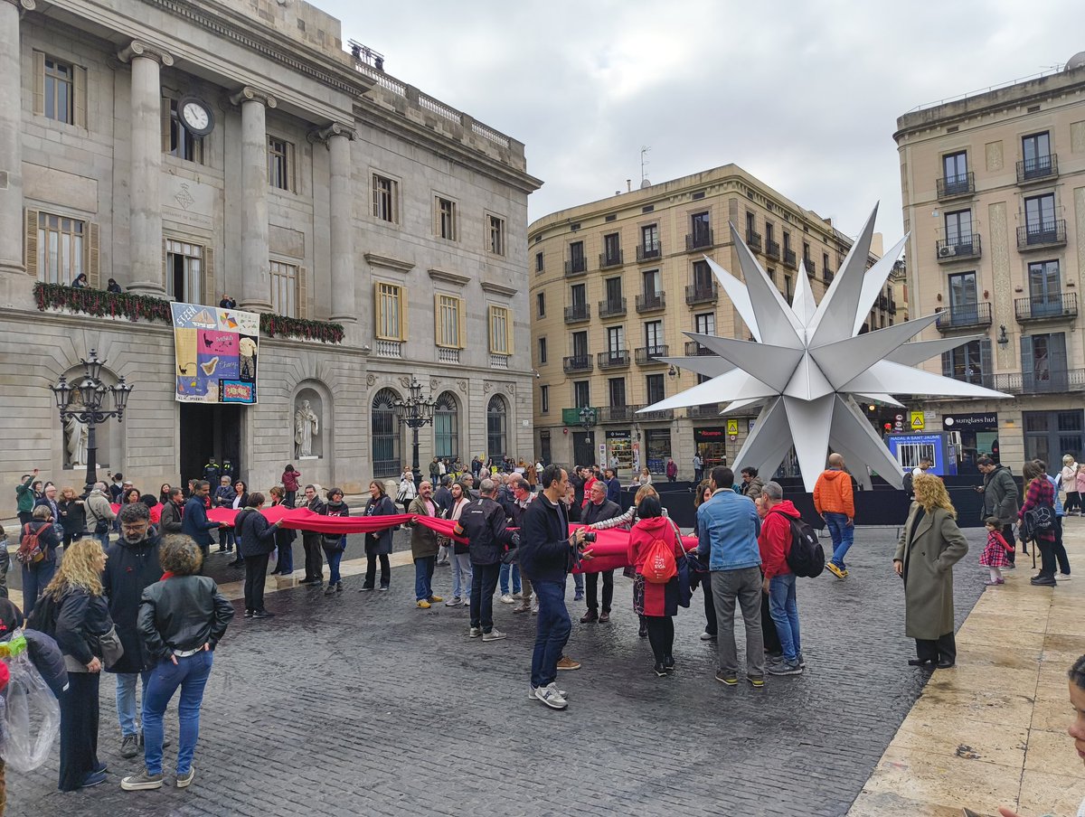 cridacridacrida's tweet photo. 🔴✊ Avui 1 de desembre és la Diada de la resposta al VIH, i hem estat als actes que s'han organitzat a plaça St. Jaume i plaça Universitat. Un cop més alcem la veu contra l'estigma, la privatització dels fàrmacs i la serofòbia com a fet polític i social.
#FckStigma https://t.co/eLN8JXb9Y7
