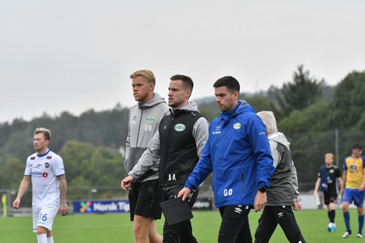 Etter ett år i Grorud har æ valgt å si opp for å søke nye utfordringa. Ønske trenerteamet, spillera og klubben alt godt videre 🔵🟡 Så får vi sjå ka framtida bringe!