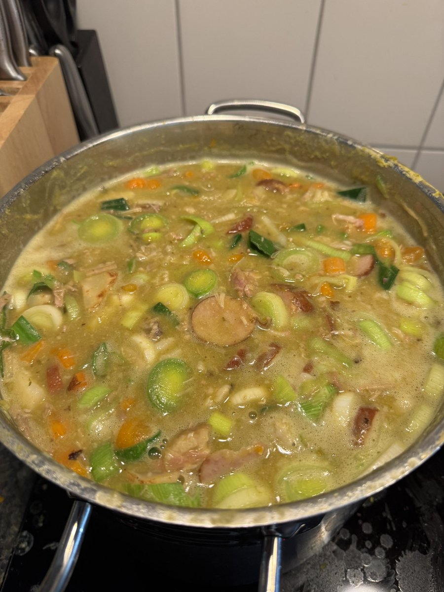 Guppie19833's tweet photo. Almost done, bijna klaar. #splitpeasoup #erwtensoep #snert nog een uurtje laten pruttelen. https://t.co/3wodHanZZK
