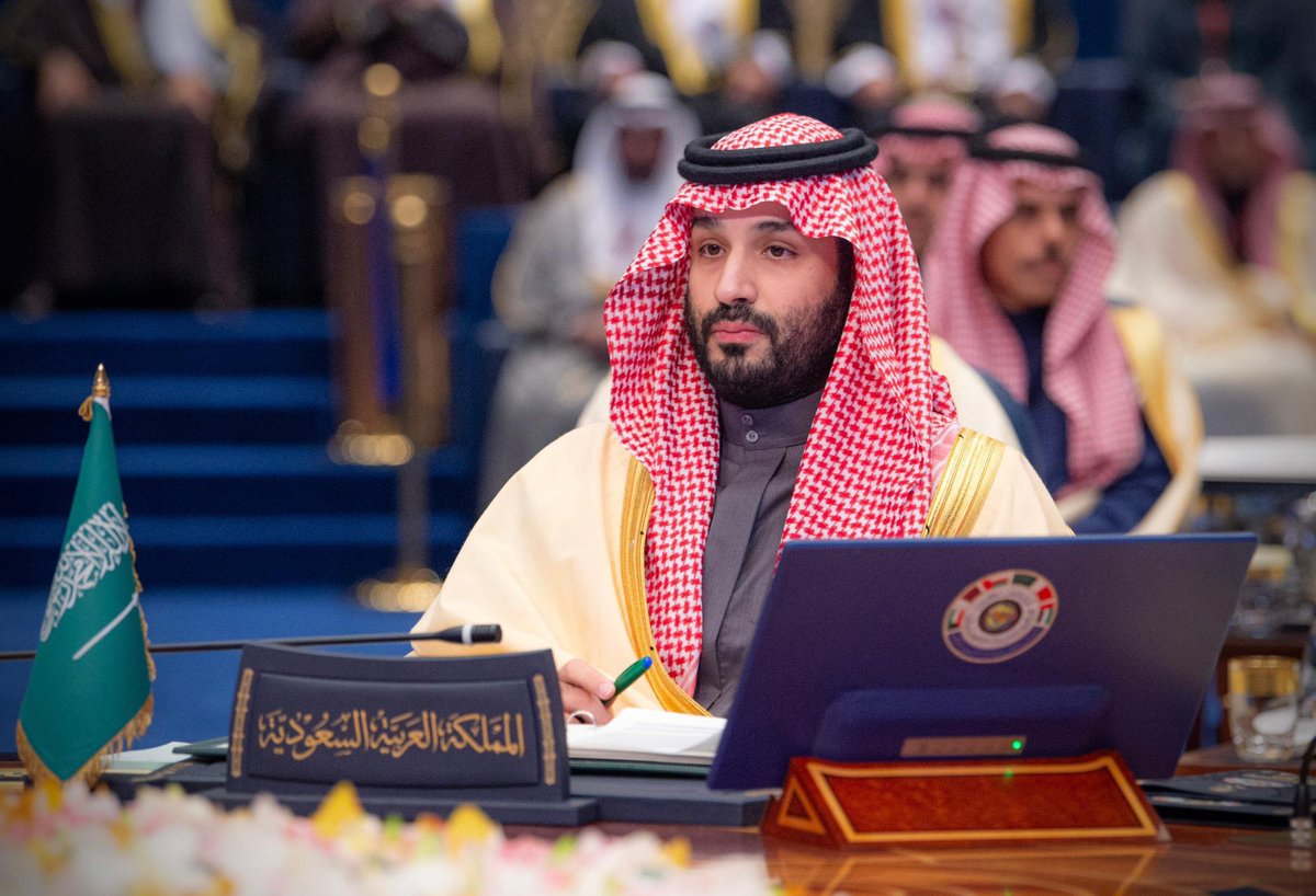 هلا ياسليل العز ياقمة الامجاد
هلا ياعظيمٍ يعجز بوصفه لساني 

هلا يازعيم العالم ومقدم الاسياد
 هلا ياولي العهد ومعزّي الثاني

الله يديمك ذخر لدينك ومليكك وشعبك اللي اجتمع كله على حبك 

حي هالشوف 🇸🇦🇸🇦
