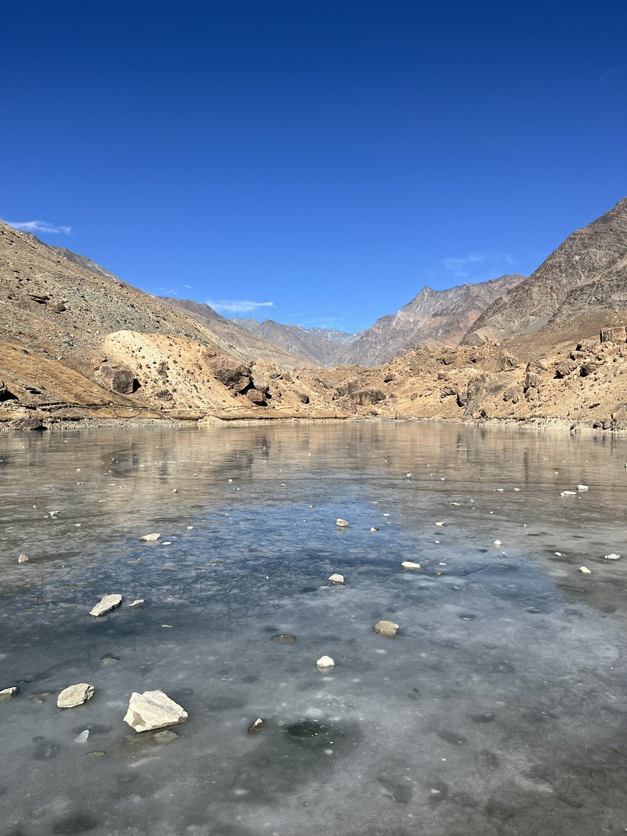 tejalpardhy's tweet photo. Perhaps this merely is heaven!
The frozen water, sky-kissing mountains, and sparse human souls. When tranquility is sensed with the least we humans created. https://t.co/udimuURQDd