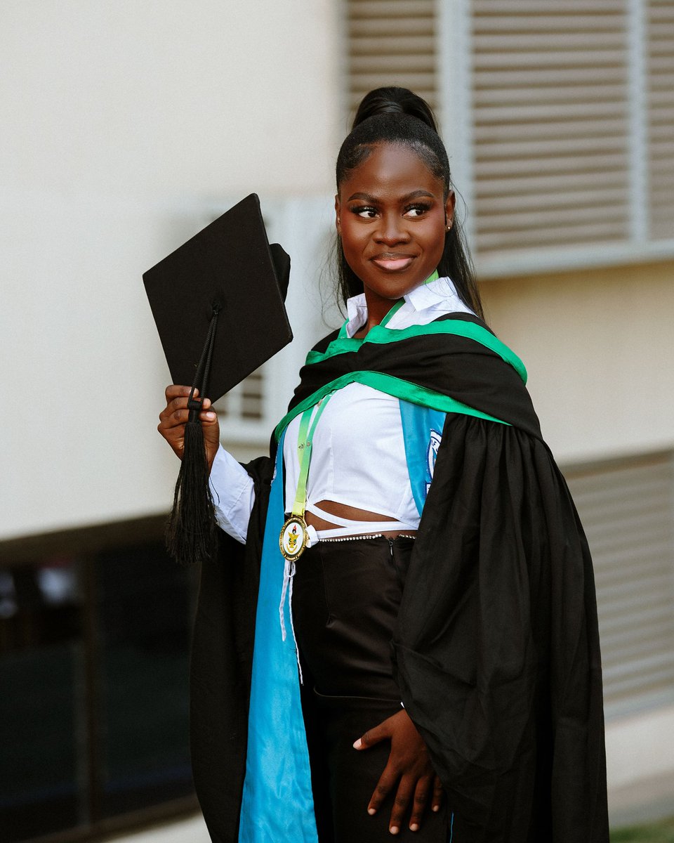 eli_sabethhhh's tweet photo. Hotter in here by one degree🥵🤍🎓 https://t.co/tdpYUVRwhb