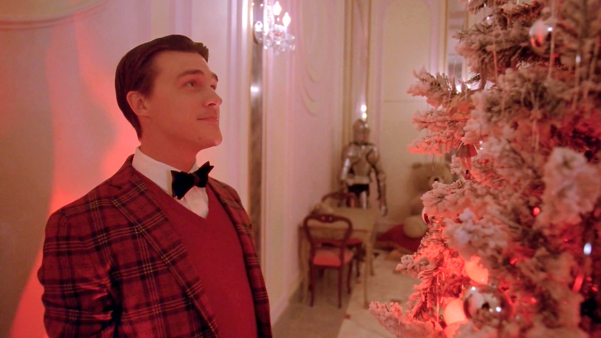 Finn_Wittrock__'s tweet photo. Who's ready for Advent Season? 🎄🎅☃️💫

#finnwittrocksource #dandymott #americanhorrorstory #ahsfreakshow #adventseason #firstsundayofadvent @FinnWittrock https://t.co/nLxNTdgTyn