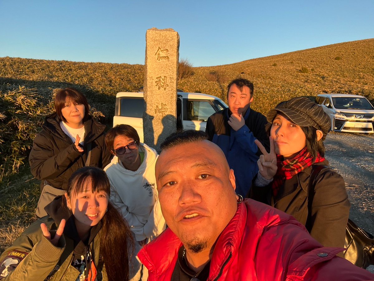 angelgojyu's tweet photo. 天気が良かったので　
仁科峠の展望台まで来たよ〜！！

富士山も綺麗に見えて最高だぜ〜！！

夕陽も観れて最高！！

がはははは〜！!

#ANGELDRUMMERSCLUB
#DRUM
#ドラム
#ANGELGOJYU
#GUERRILLAGANG
#BURGLAR
#REDFAN
#ならみちwith同級生
#TheBlanketBabies https://t.co/CrT3oPiRTf