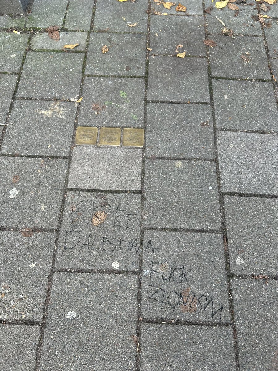 Jillis Roelse (@jillisroelse) on Twitter photo Dít in Amsterdam, Sarphatistraat. #Stolpersteine ter nagedachtenis van het Amsterdamse gezin Breemer. Vader (53) moeder (53) dochter (21) in 1943 vermoord in vernietigingskamp Sobibor. Maar laten we het hier vooral níet over antisemitisme hebben. 😢 <a href="/Esther_Voet/">Esther Voet🎗️</a> <a href="/StStolpersteine/">Stolpersteine S'dam</a> Dít in Amsterdam, Sarphatistraat. #Stolpersteine ter nagedachtenis van het Amsterdamse gezin Breemer. Vader (53) moeder (53) dochter (21) in 1943 vermoord in vernietigingskamp Sobibor. Maar laten we het hier vooral níet over antisemitisme hebben. 😢 <a href="/Esther_Voet/">Esther Voet🎗️</a> <a href="/StStolpersteine/">Stolpersteine S'dam</a>