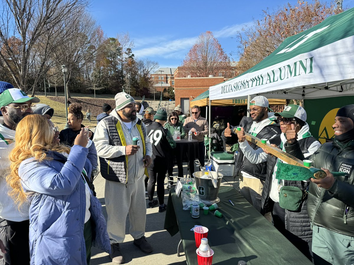 pickaxeshot's tweet photo. Awesome getting the @Dpurdie0 Clan to join @jimmytouchstone and crew for a #PickAxeShot or two. Hope we see 15 back in gold and green for @CharlotteFTBL again!!! πβπ https://t.co/Hwm4lD1rFG